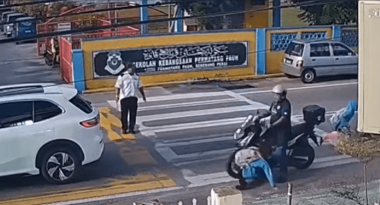 Motorcycle rams into school girls in Penang