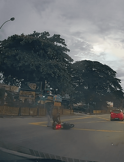 Motorcylist fall down after showinbg off