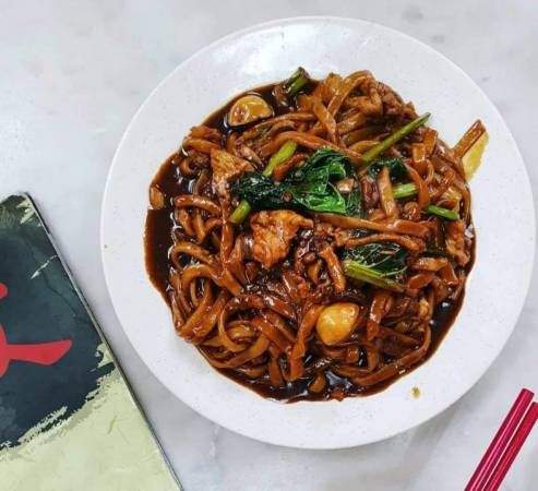 Johor couple turns to selling halal Hokkien Mee after losing their jobs during COVID-19