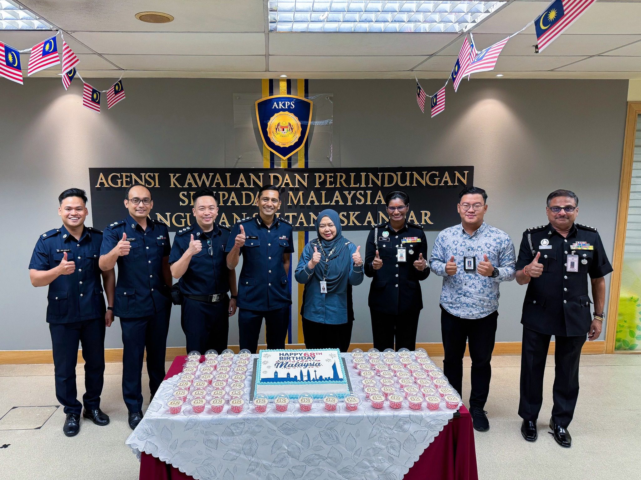 M'sia Turns 68 Tomorrow & Got A Sweet Surprise Of Cake Along With 68 Cupcakes From S’pore Immigration Officers