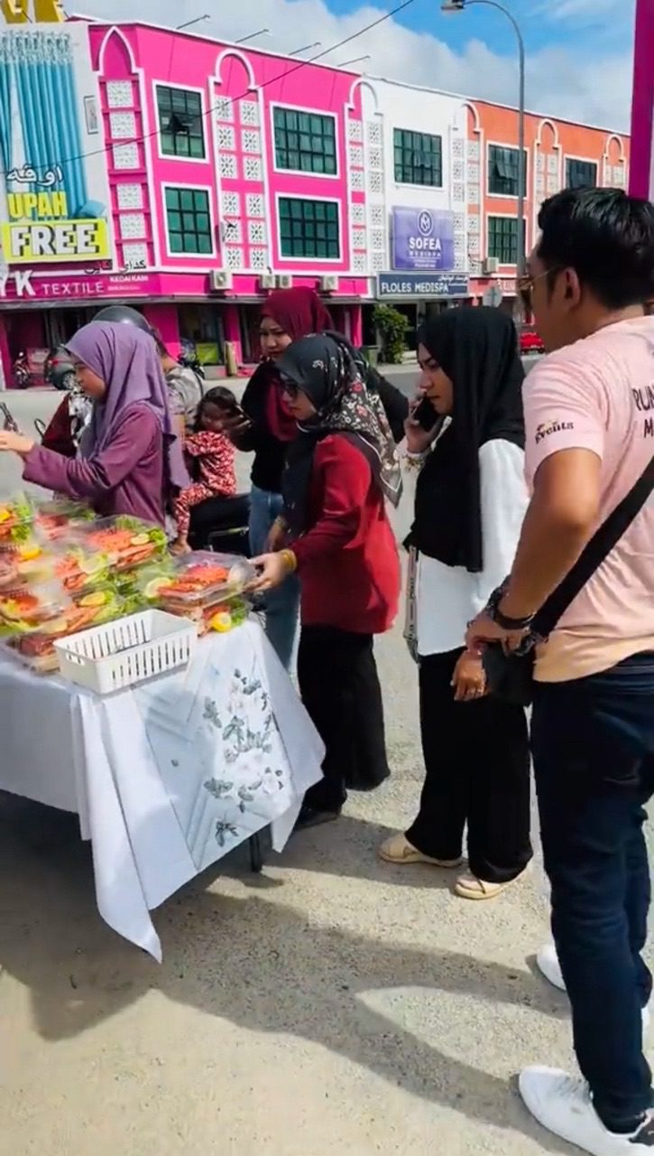 msian couple earns rm12k in 15 minutes selling king crab roadside queue