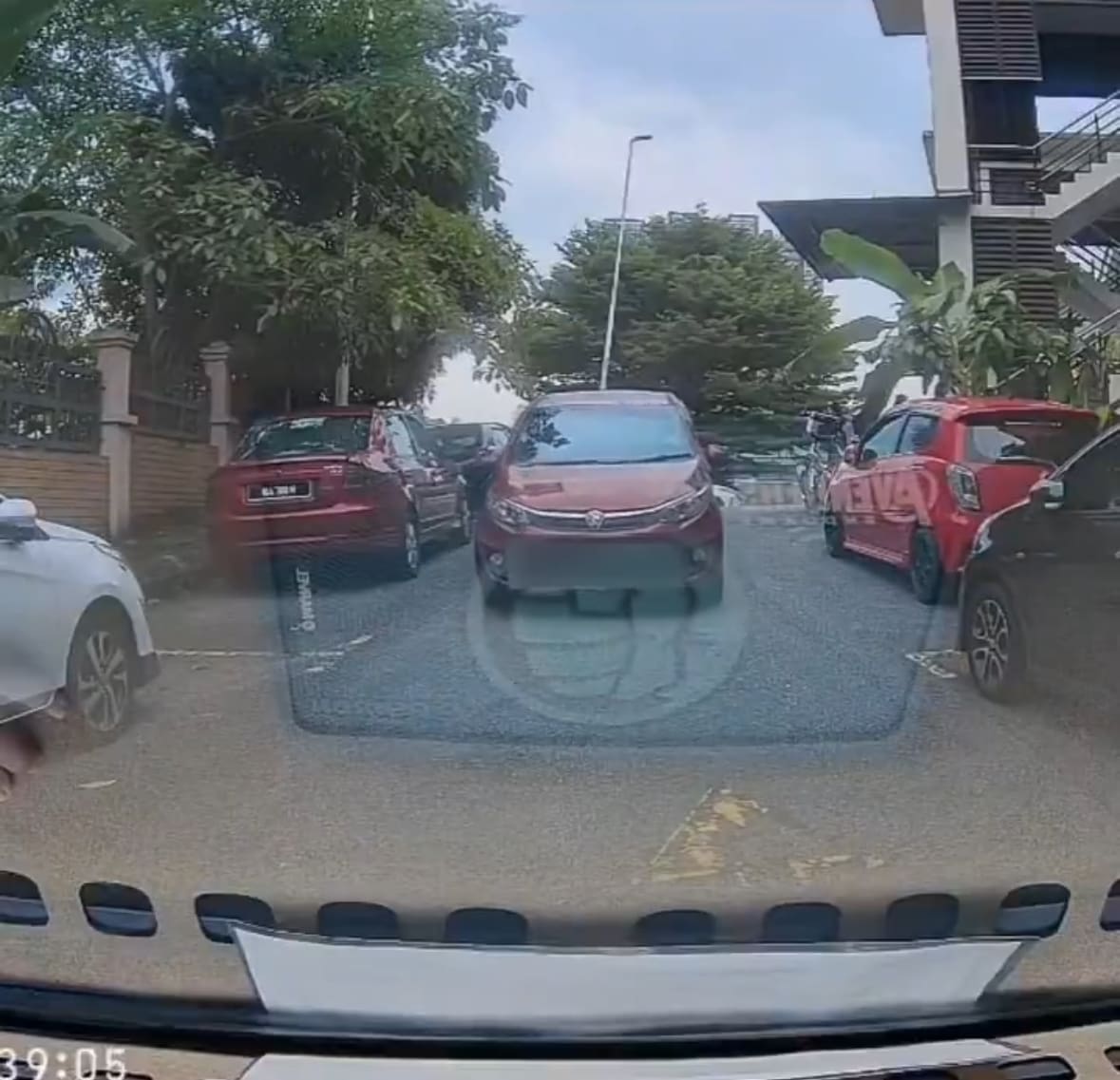 M'sian Driver Drives In Wrong Direction Along One-Way Street In Gombak