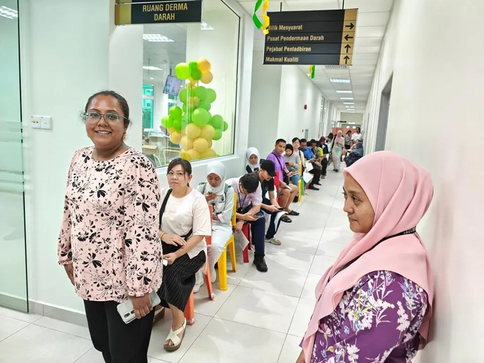 msian lining up to donate blood