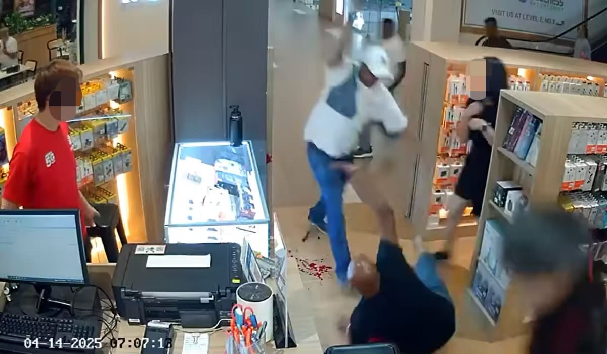 M'sian man attacked with parang inside mall