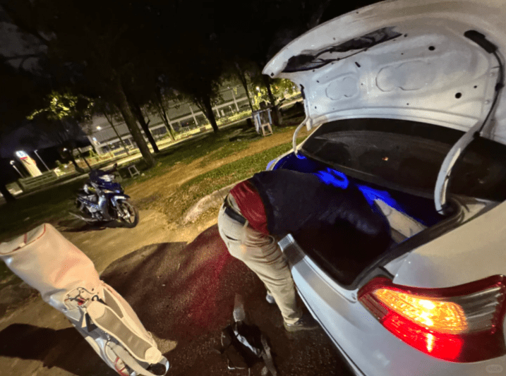 M'sian man tries to get spare tyre out