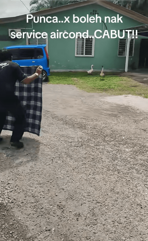 M'sian man tries to hide from goose
