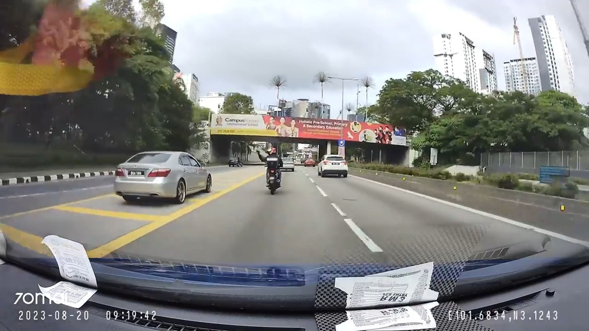 M’sian Motorcyclist Points Middle Finger At Driver, Falls Off After Driver Sudden Brakes In Front Of Him 3