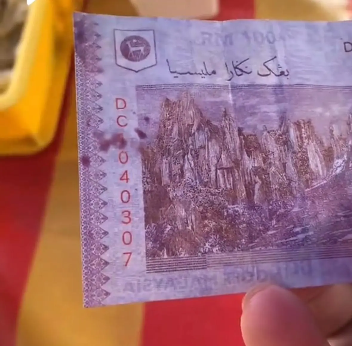 M’sian Pisang Goreng Seller Gets Scammed With Fake RM100, Learns It’s Fake When ‘Purple Ink Bleeds With Water’