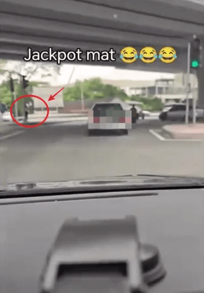 M'sian police catches cars cutting queue in Johor
