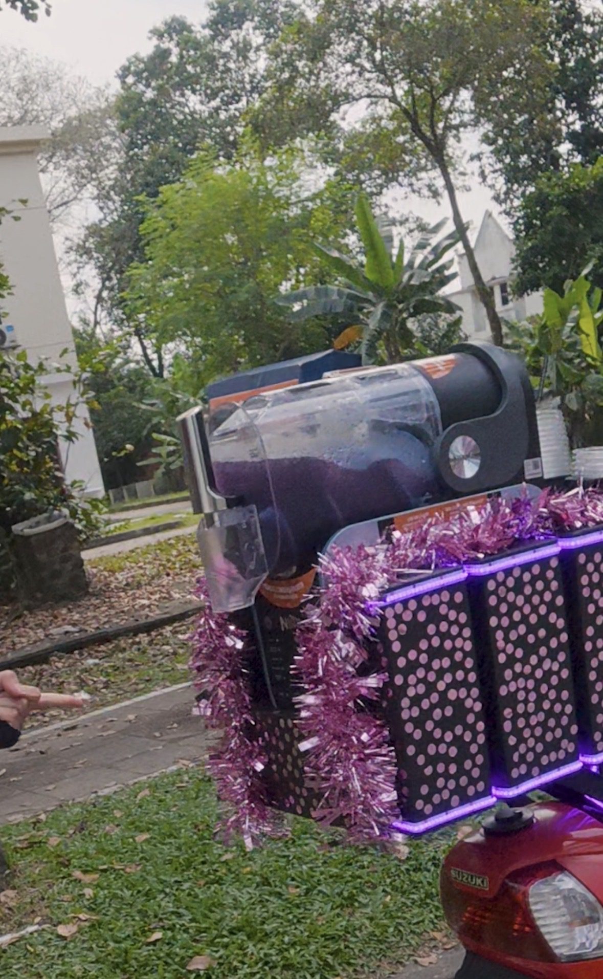 M’sian Rider Slows Down To Check On Girl With Giant Ribbon Dancing By Roadside, Gets Free Slushi Instead