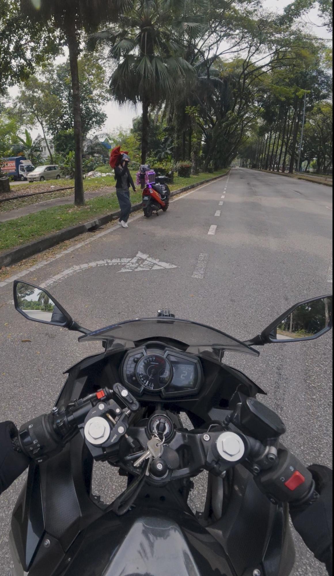 M’sian Rider Slows Down To Check On Girl With Giant Ribbon Dancing By Roadside, Gets Free Slushi Instead