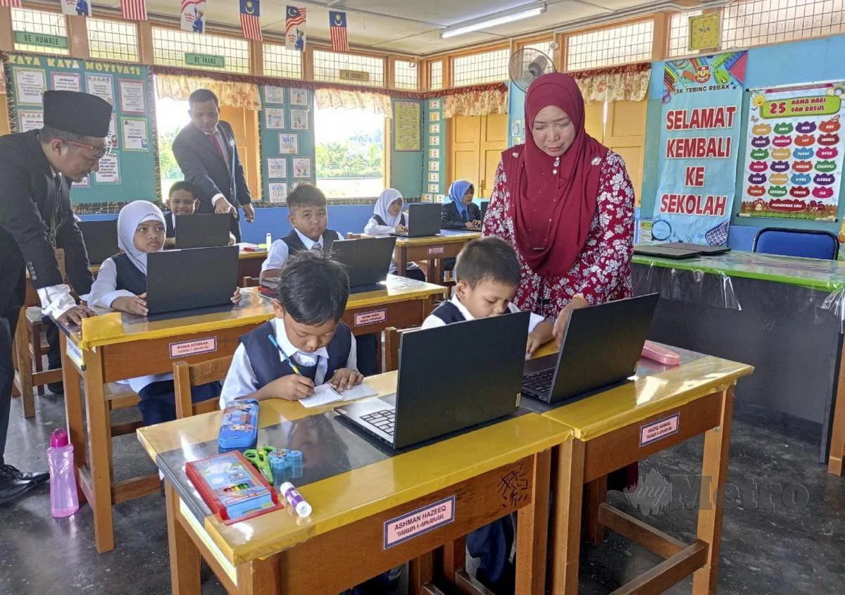 msian school headmaster and teachers guiding the students in the classroom