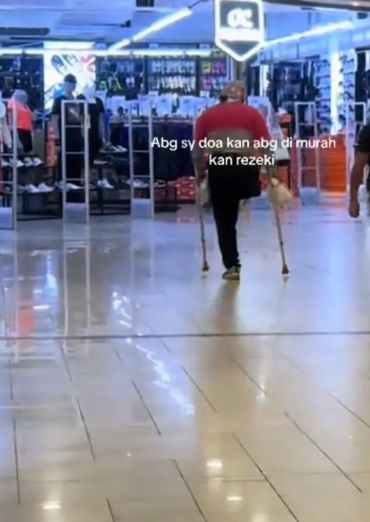 M’sian Woman Gifts Glasses To OKU Rider After Seeing His Tireless Effort to Support His Family