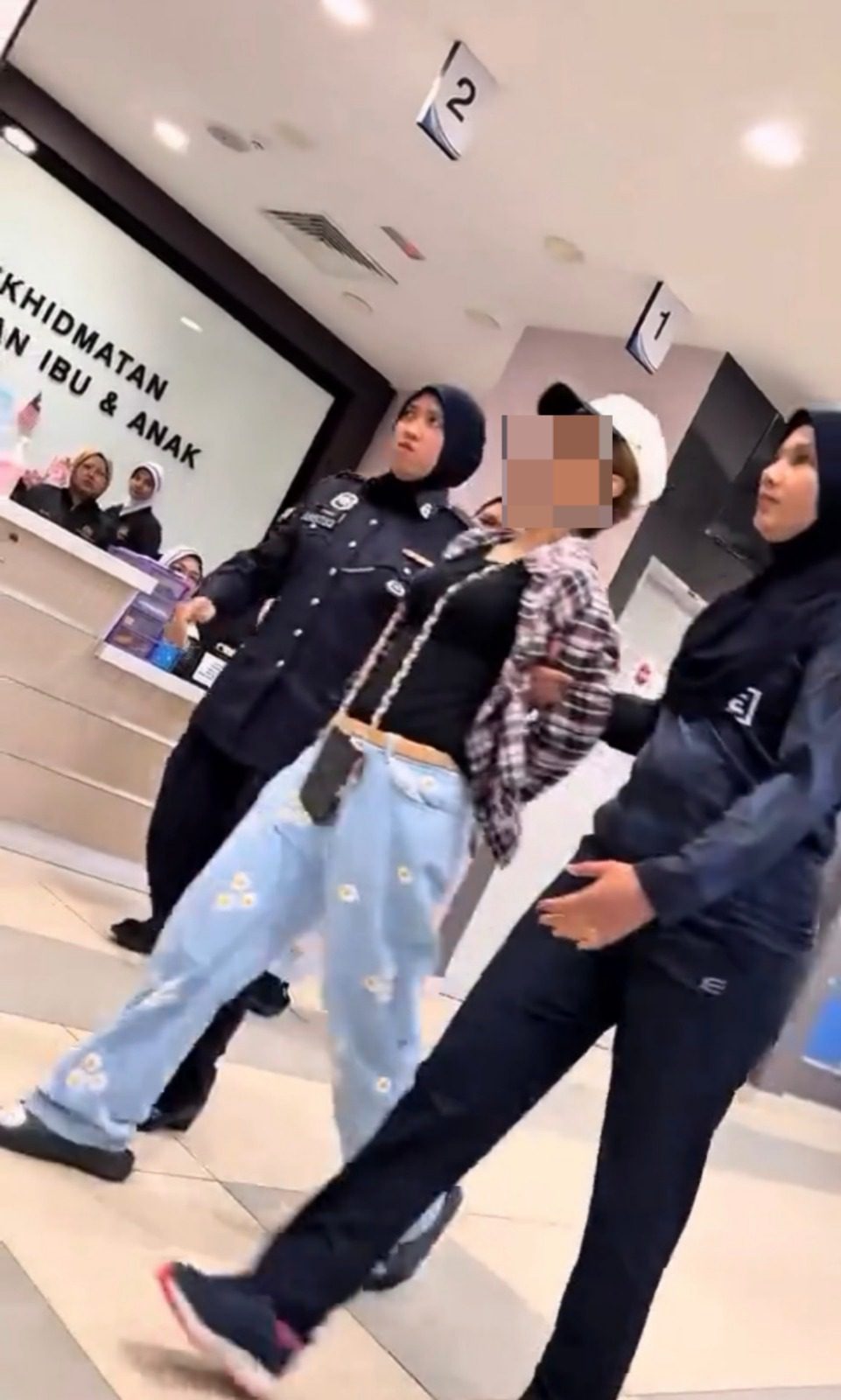 M’sian Woman Sent To Hospital Bahagia After Screaming & Spitting While Standing On Chair At Gombak Clinic