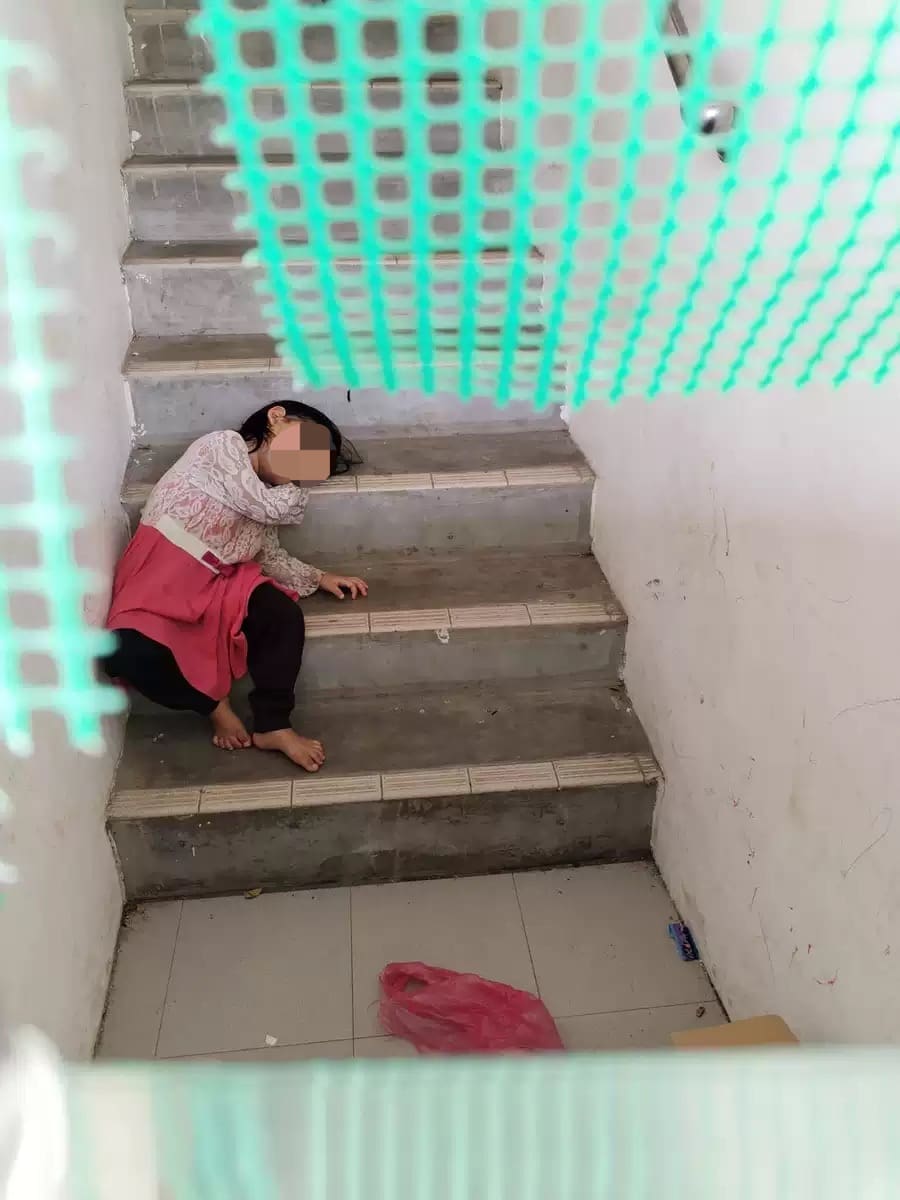 M'sian Woman Shares How A Mother Is Forced To Hide Her Child At The Staircase Nearby Her Workplace While She Is Working picture 01