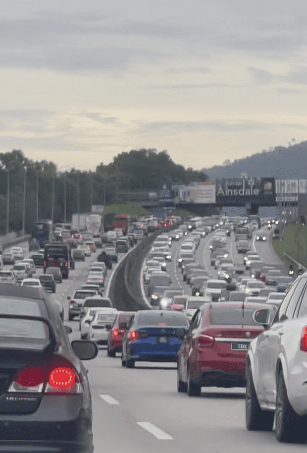 M'sians Endure 8-Hour Drive From JB To KL After Christmas Weekend, Left With Sore Behinds 