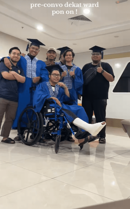 M'sians pose for photo at hospital