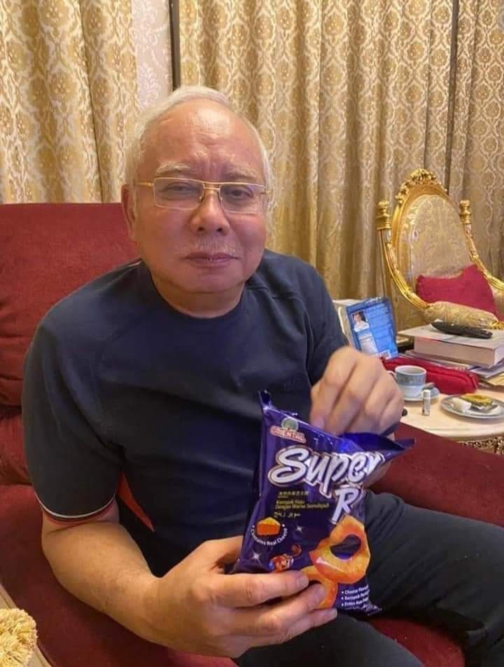 najib eating super ring