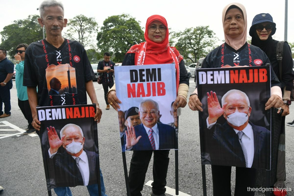 Najib supporters at 1MDB trial at Palace of Justice