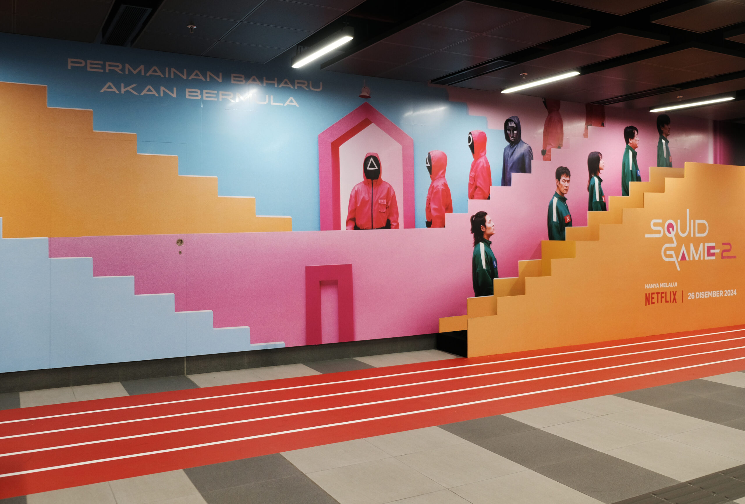NetflixMY SQ2 Concourse - Stairs Maze Wall 01