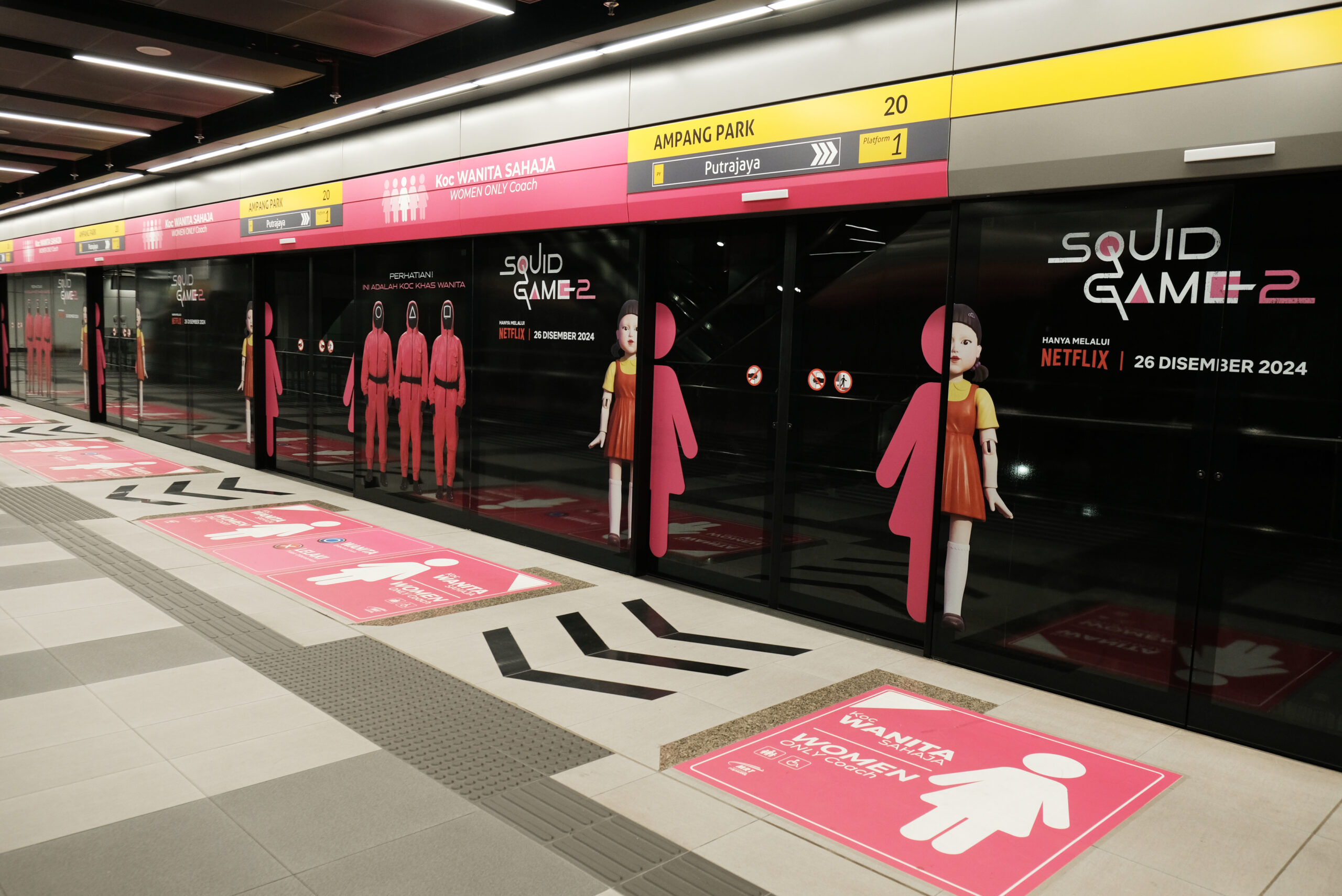 NetflixMY SQ2 Train Platform - Women_s Coach 02