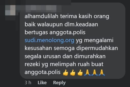 M'sian Police Officers Assist Stranded Motorcyclist Who Ran Out Of Fuel, Wins Praise Online
