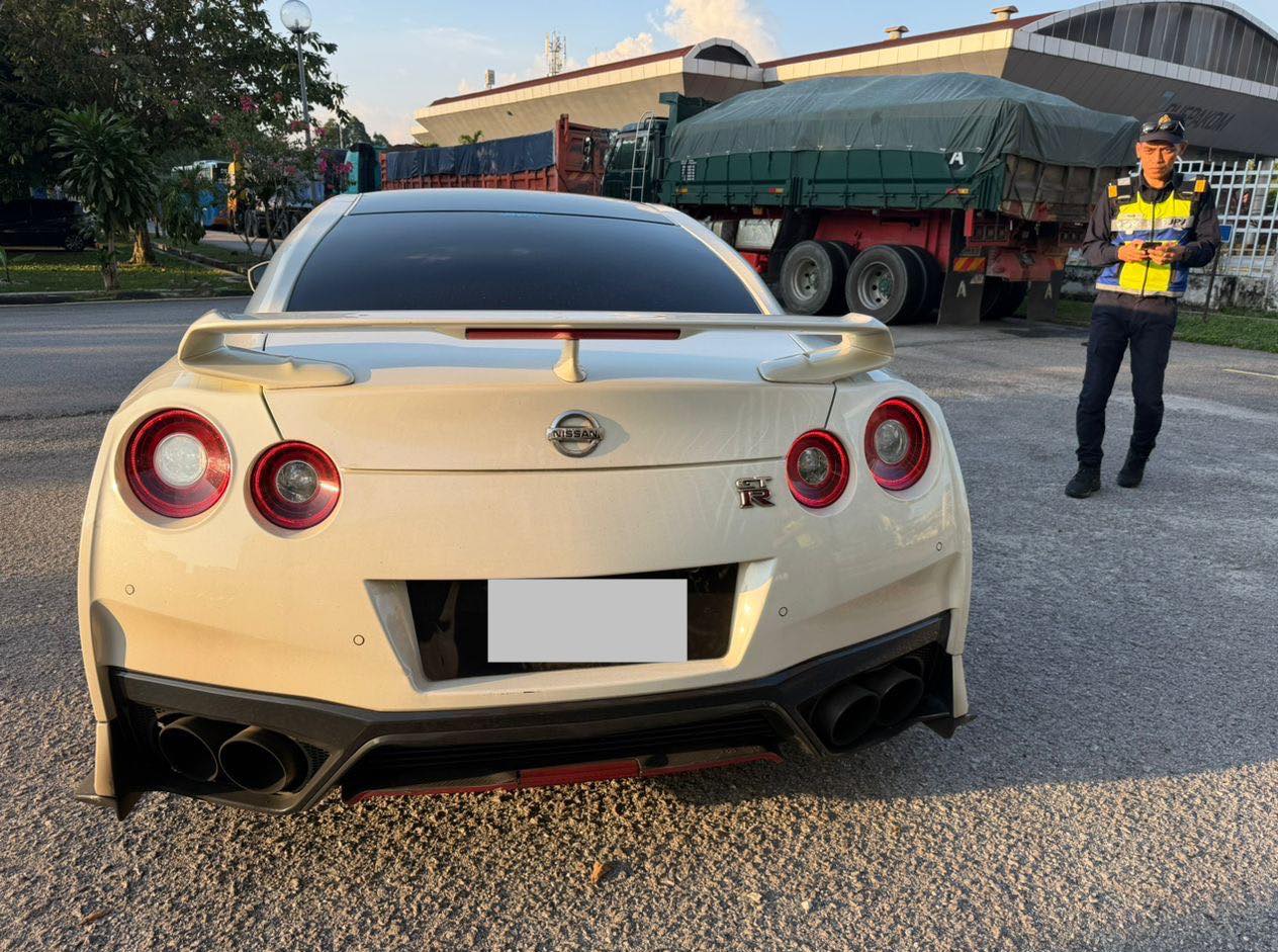 Nissan GT-R car seized by JPJ officers 1