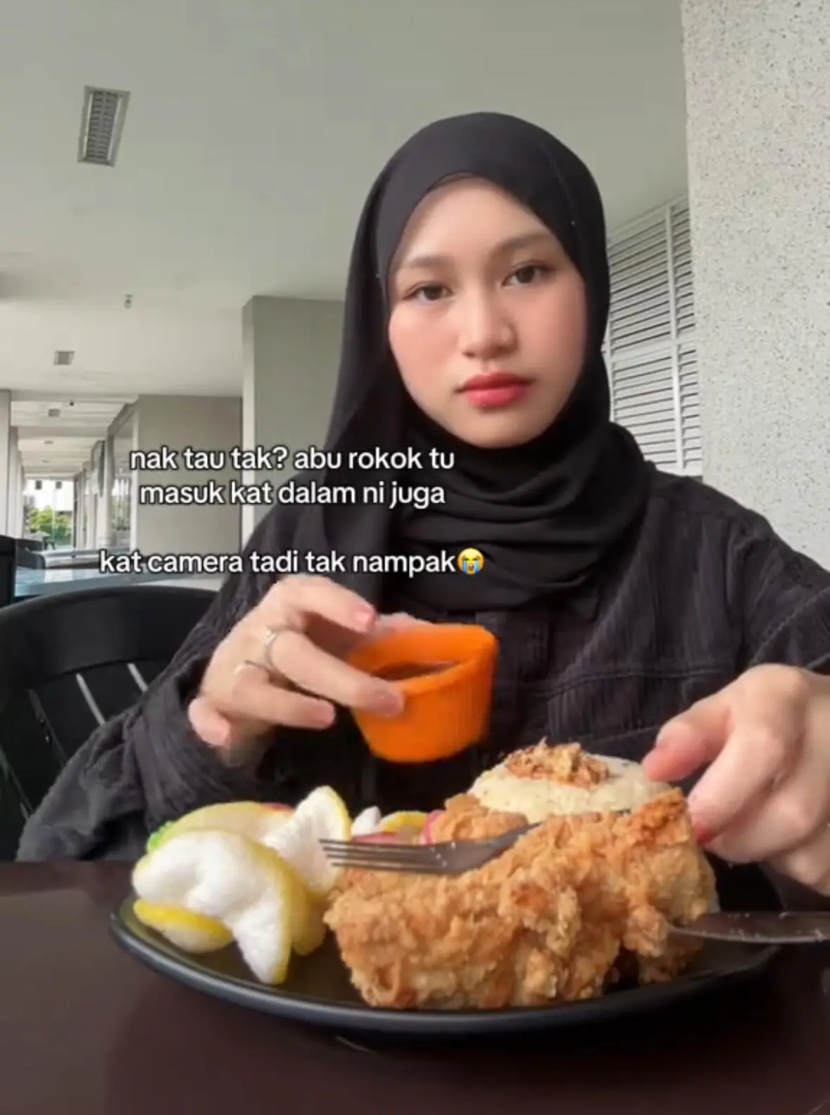'No Mood To Eat Already'  – M’sian Woman Left Disgusted After Cigarette Ash Falls Into Her Food