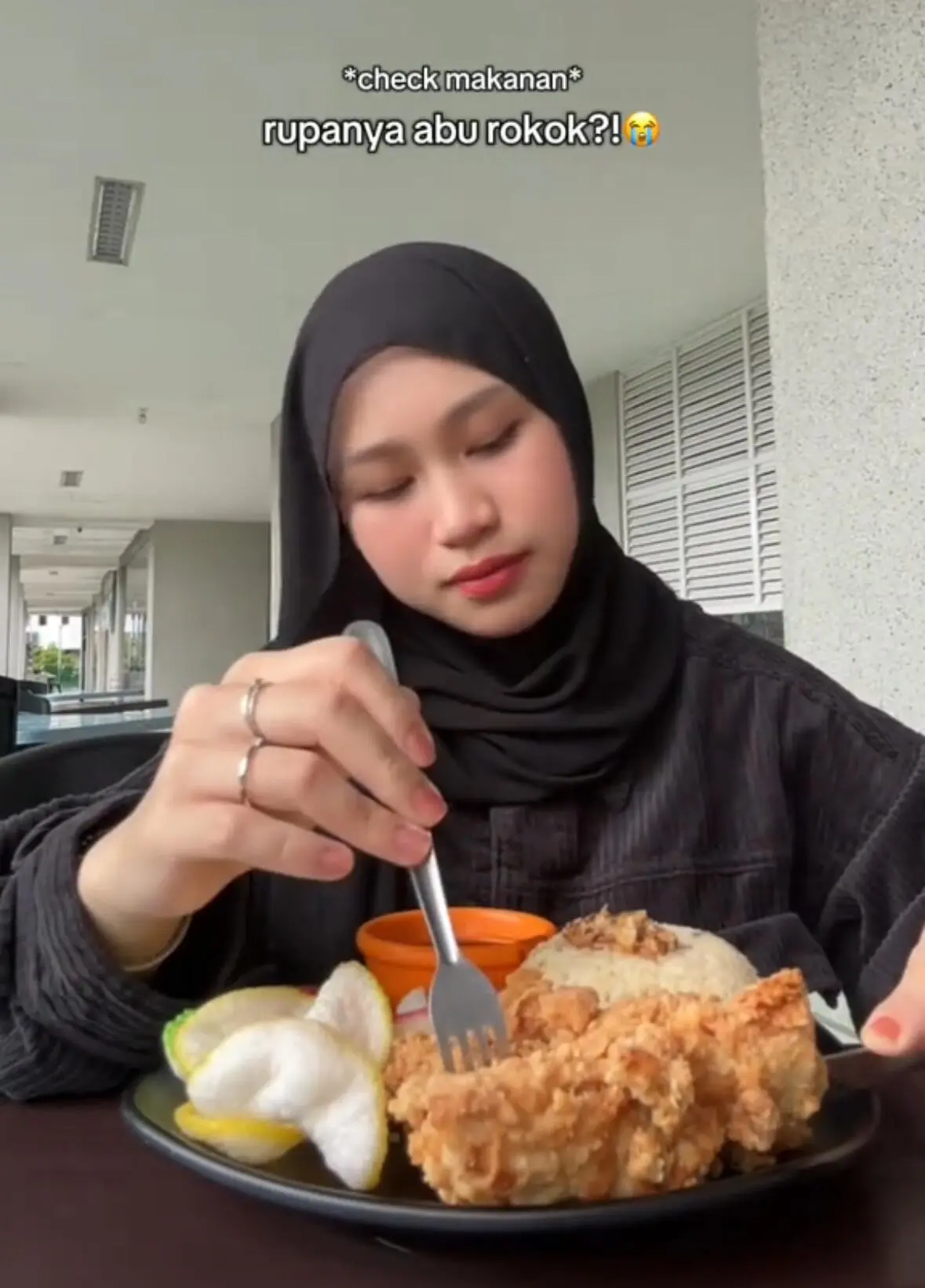 'No Mood To Eat Already'  – M’sian Woman Left Disgusted After Cigarette Ash Falls Into Her Food