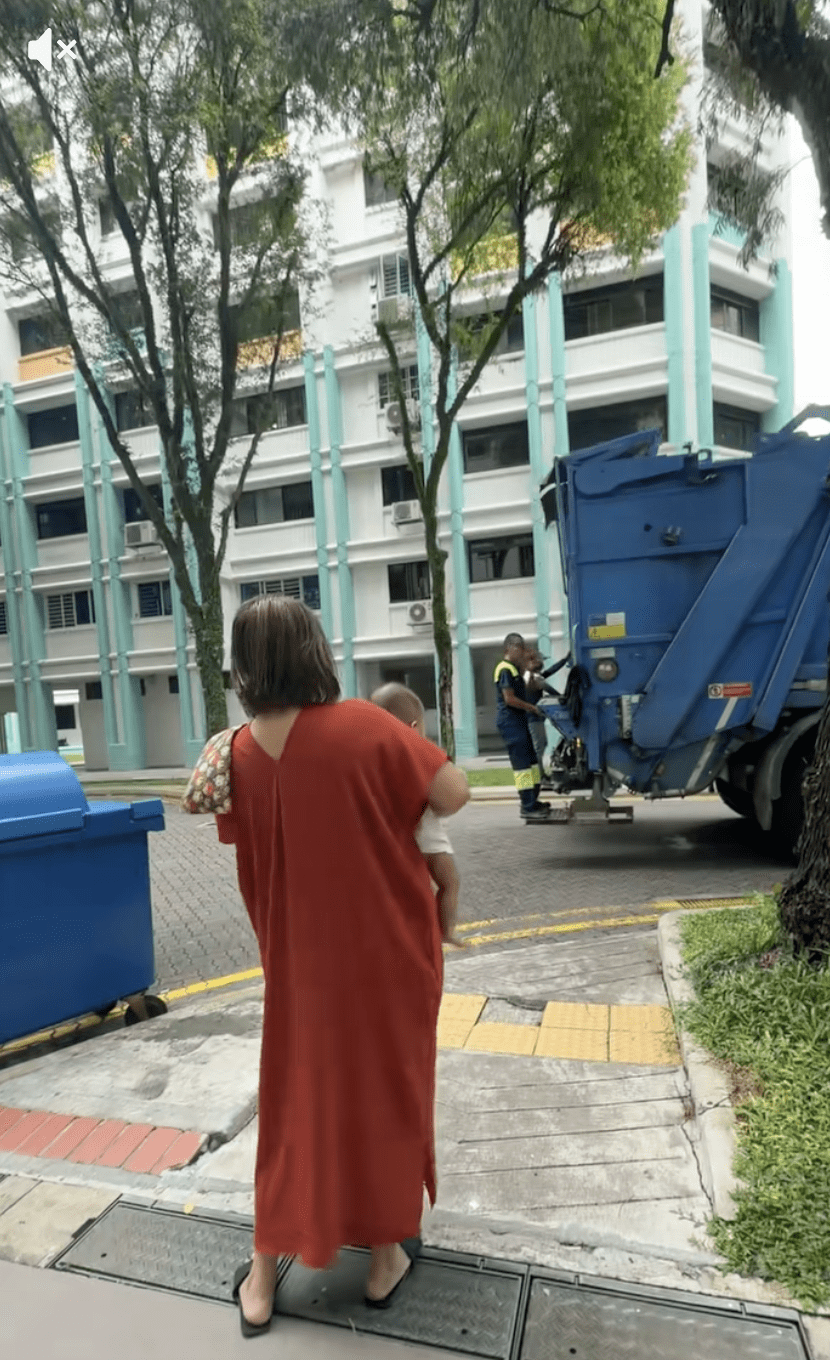 Nora showing her newborn his father working 01