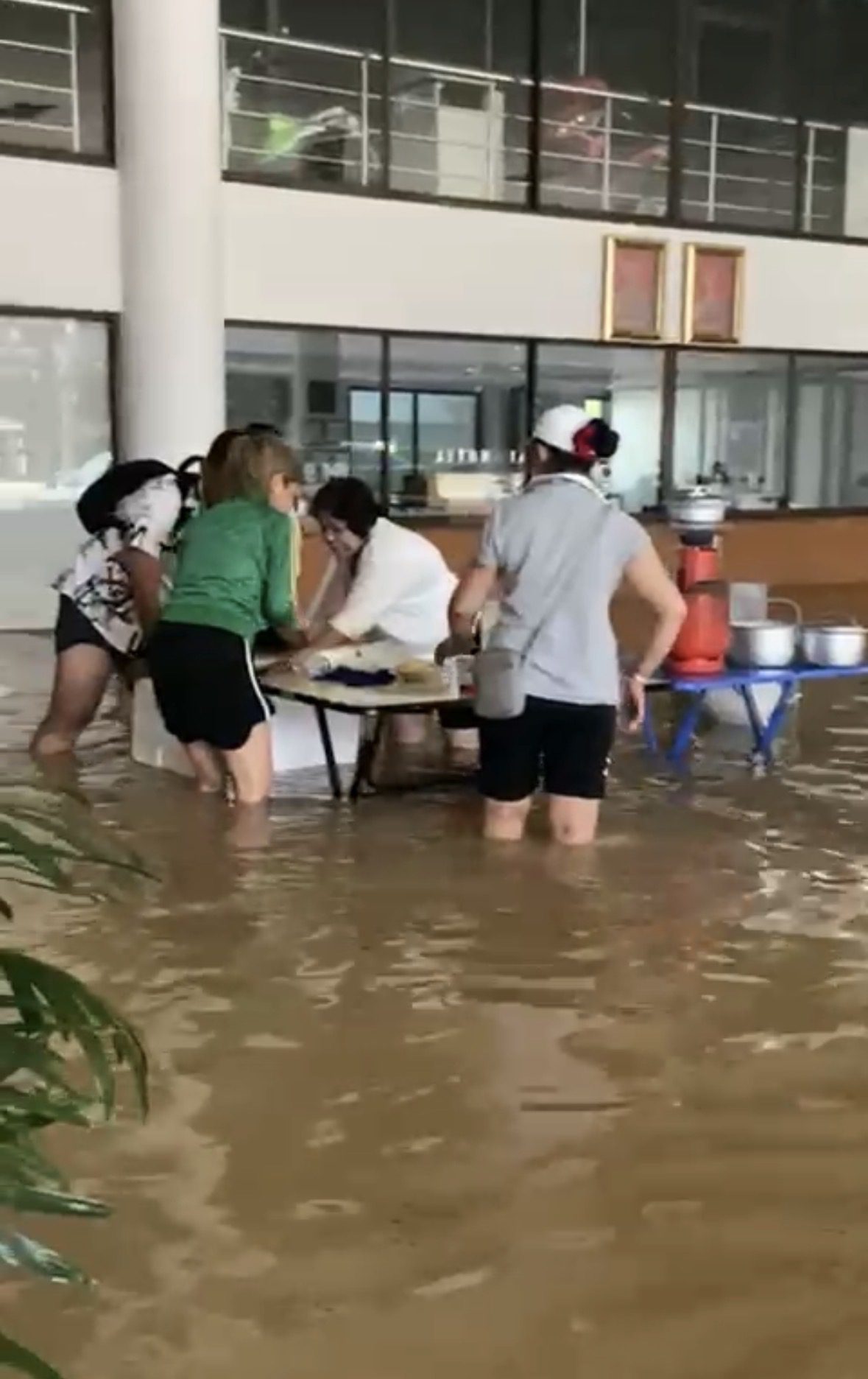 ‘Nowhere Else To Go’ - M’sian Man Spends Night In Hatyai Mall After Flood Submerges City