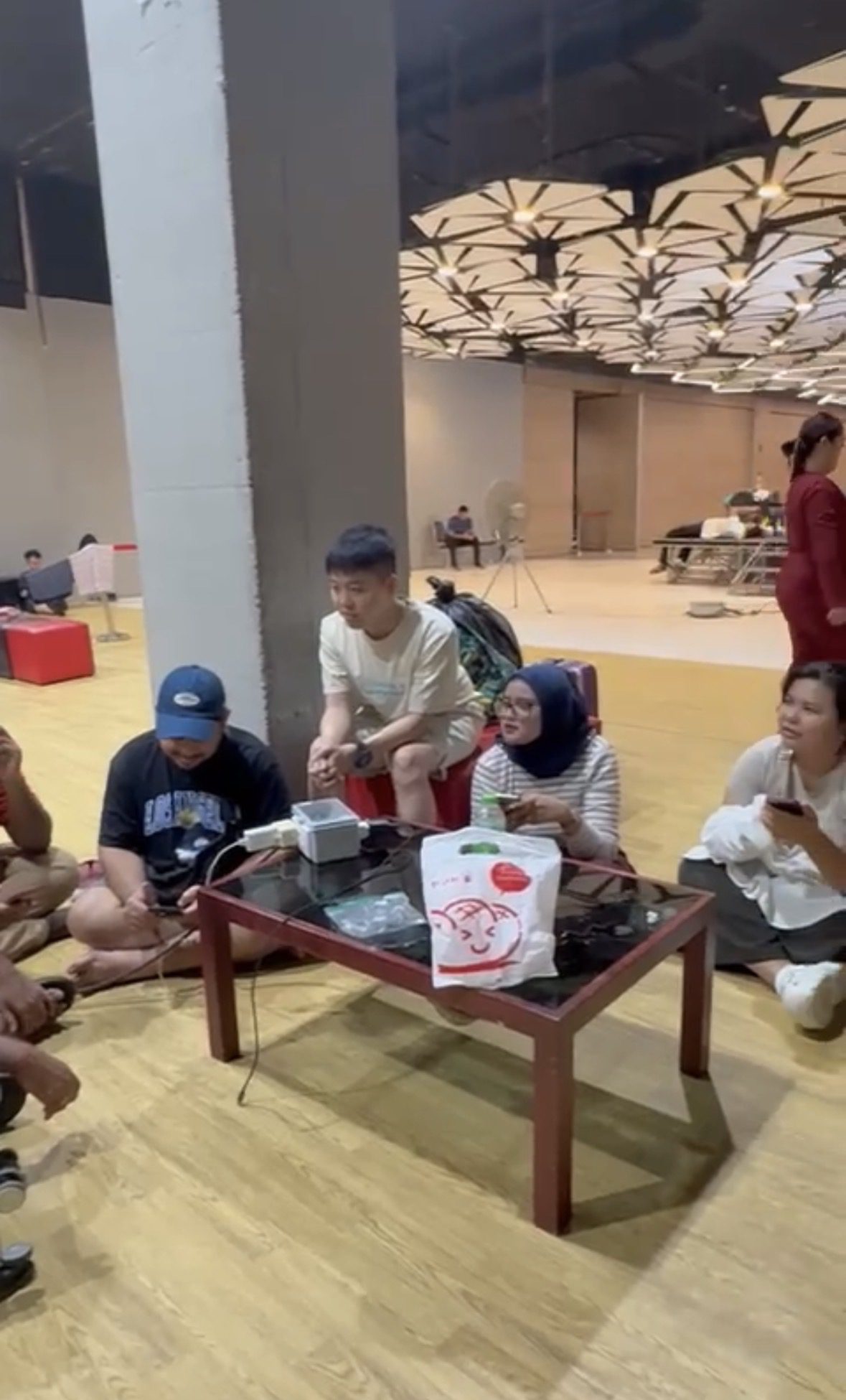 ‘Nowhere Else To Go’ - M’sian Man Spends Night In Hatyai Mall After Flood Submerges City