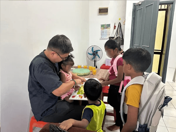 Ong Chun Wei interacting with single mum's kids