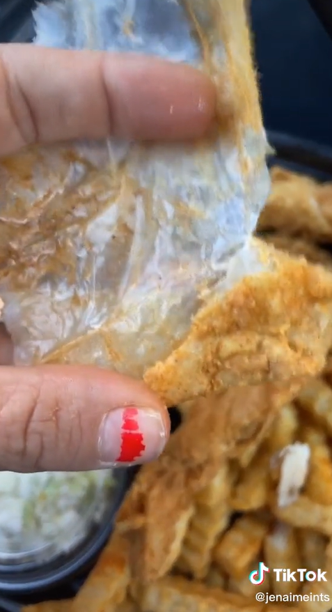 [video] woman gets 'paper-thin' fried chicken which literally had paper in it | weirdkaya