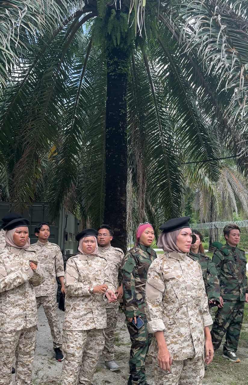 participant listening to the intruxtor