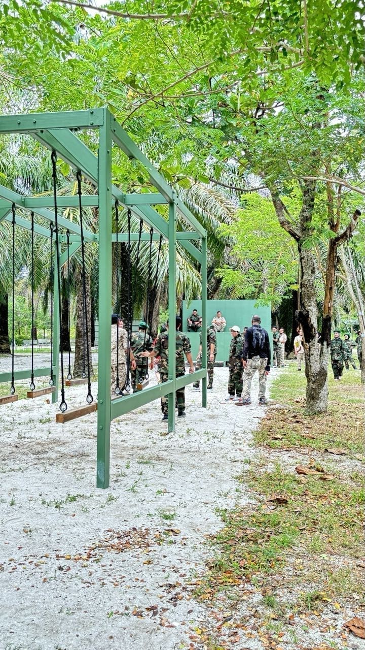 participant playing the military obstacles at ESCAPE Ipoh