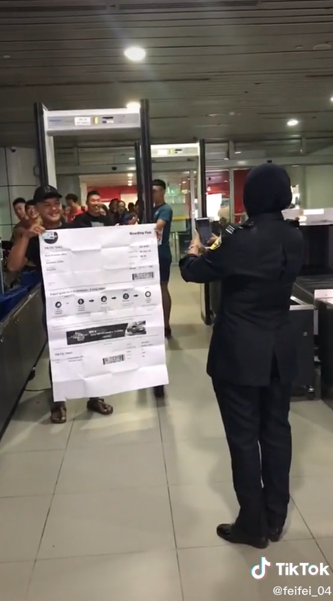 Man shows up at sabah airport with huge boarding pass & it's hilarious af