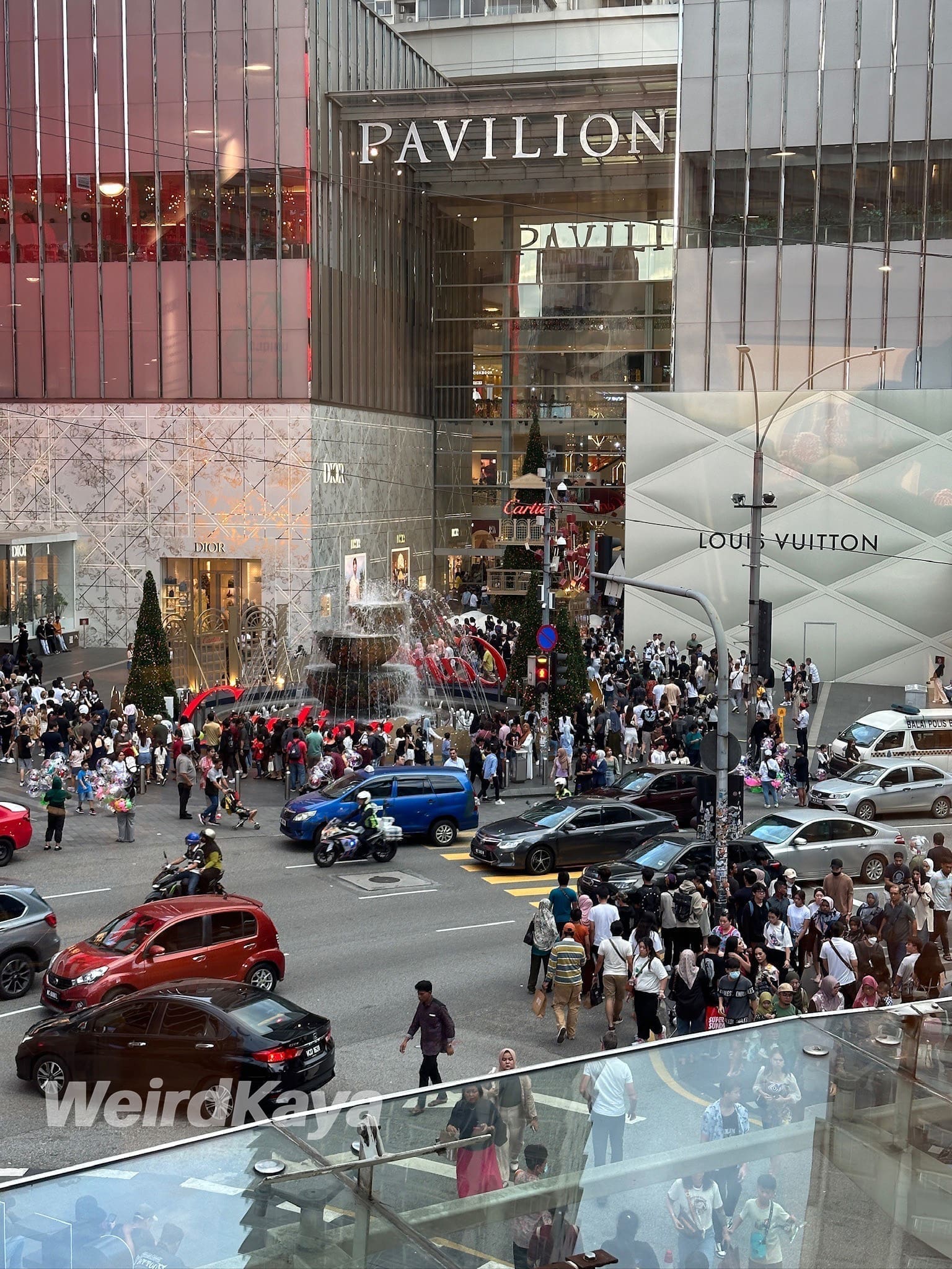 Pavilion Kuala Lumpur_People_Malaysians_Busy KL (11)
