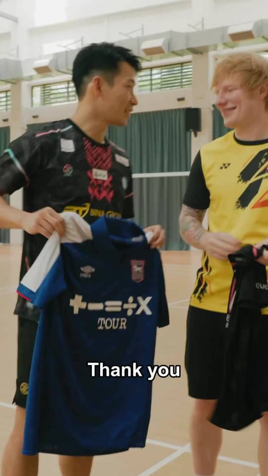 peng soo changing his shrt with ed sheeran