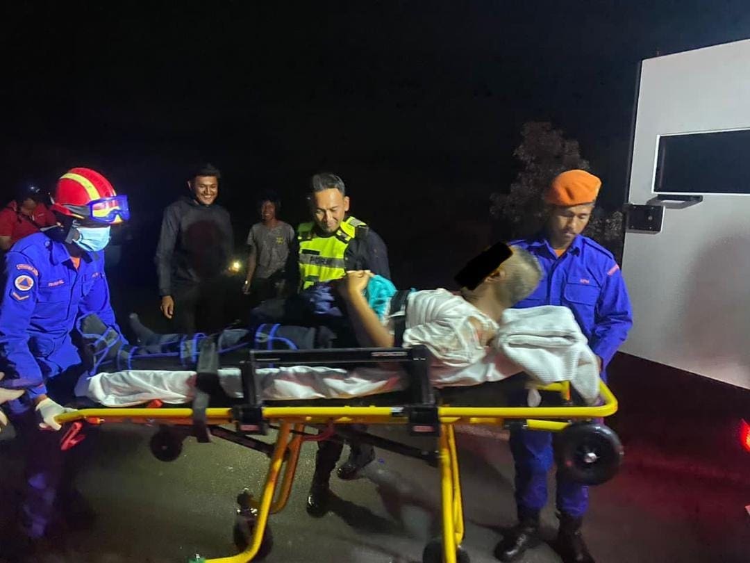 people moving victim on the stretcher into the ambulance