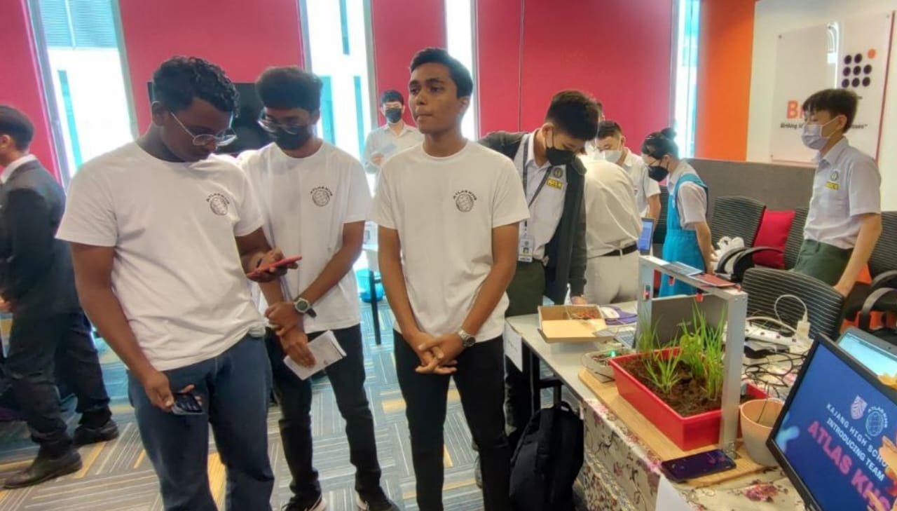 phavanesh and friends with his projects