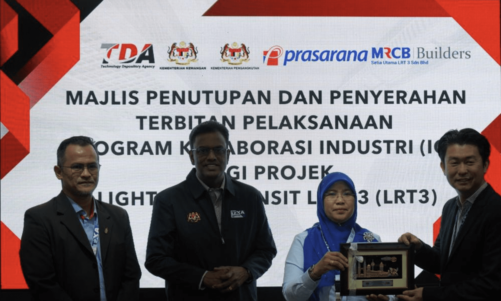 Covering Chief Executive Officer of TDA Mohammad Rafidi Mat Dahan (left) with Datuk Hajah Norison Ramli , Under Secretary, Government Procurement Division (centre) at the LRT3 ICP project handover ceremony during the Transport Expo Asia 2025 recently.
