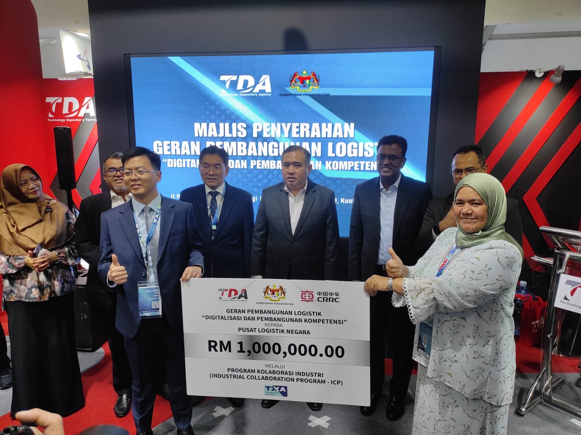Transport Minister Anthony Loke Siew Fook (centre) witnesses the Logistics Development Grant handover at the Transport Expo Asia 2025.