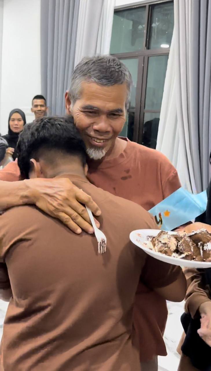 Bapa suap anak sempena hari lahir