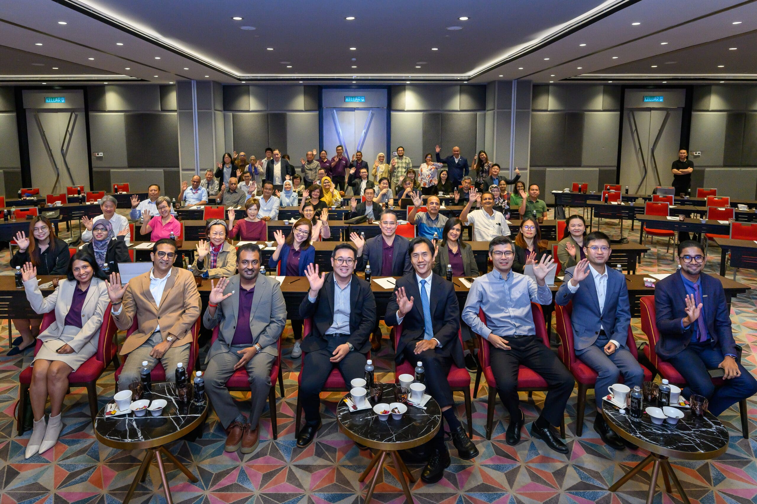 Guests and participants of the 3T MRI Machine launching ceremony capture a moment together!