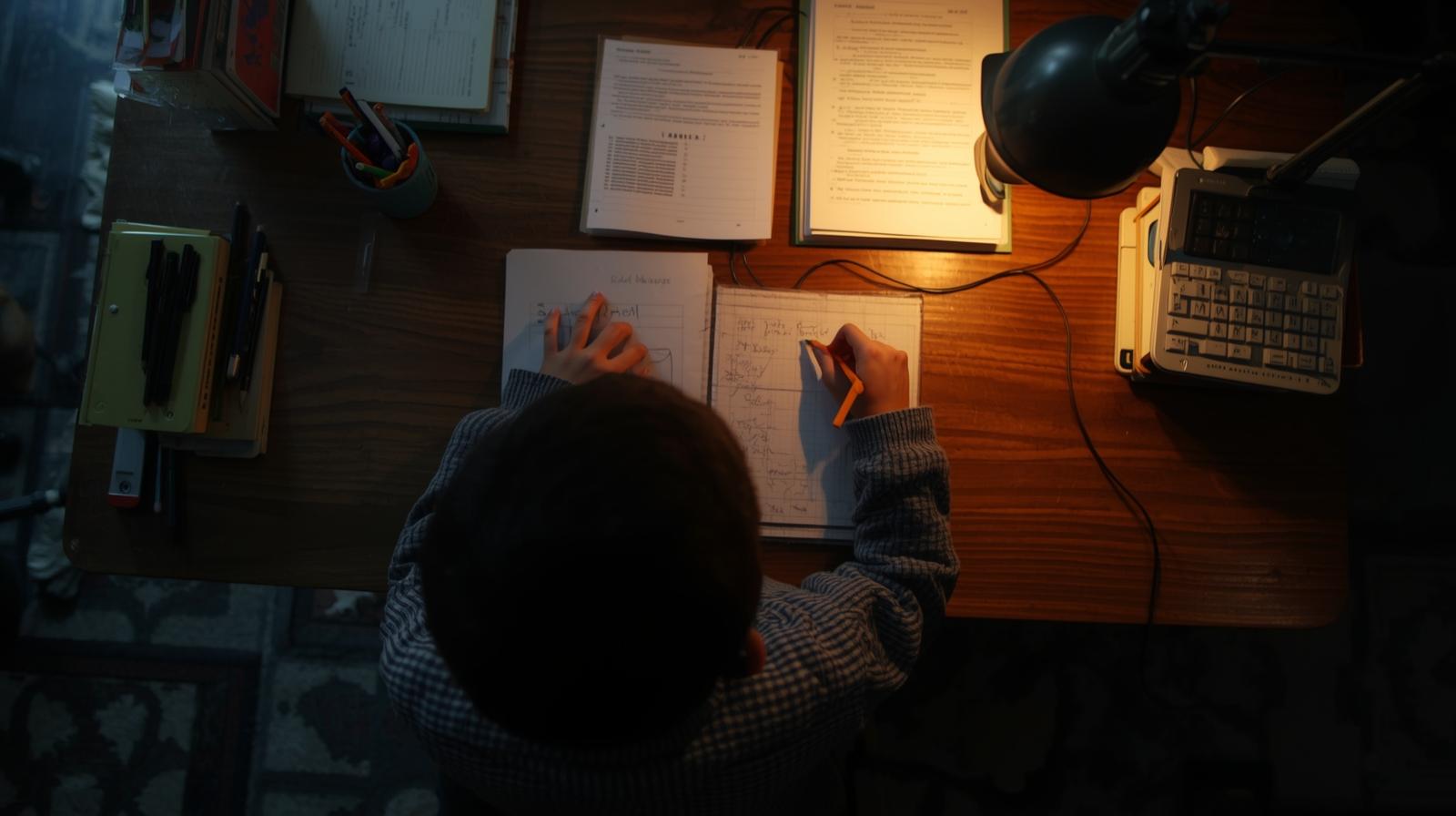 11yo Boy In China Does Homework Non-Stop For 14 Hours, Collapses & Gets Admitted To The Hospital studying