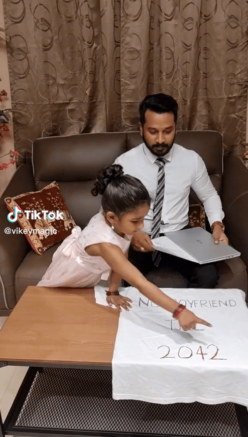 "No Boyfriend Till 2042" — M'sian Dad Makes Daughter Sign 'Contract' In Adorable TikTok Clip