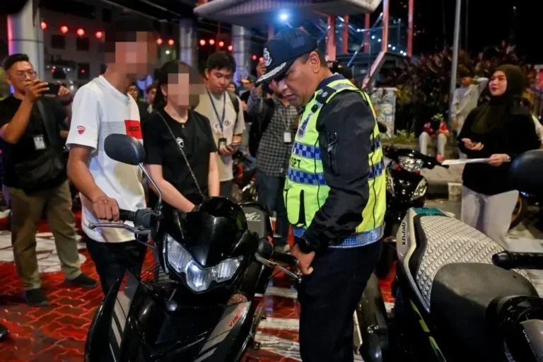 Police catching illegal racers in KL (2)