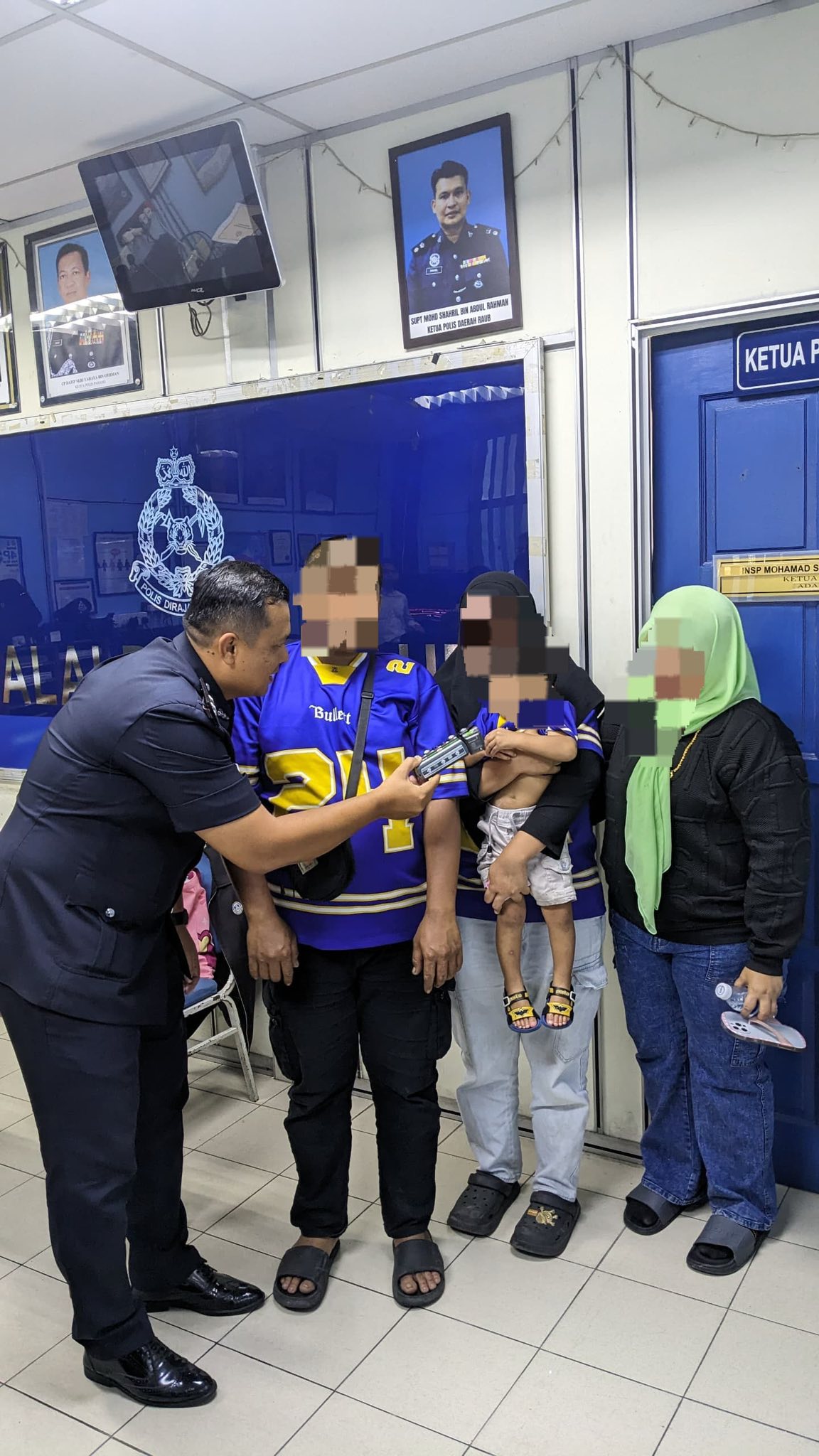 Police officers caring for 2yo in Raub 2
