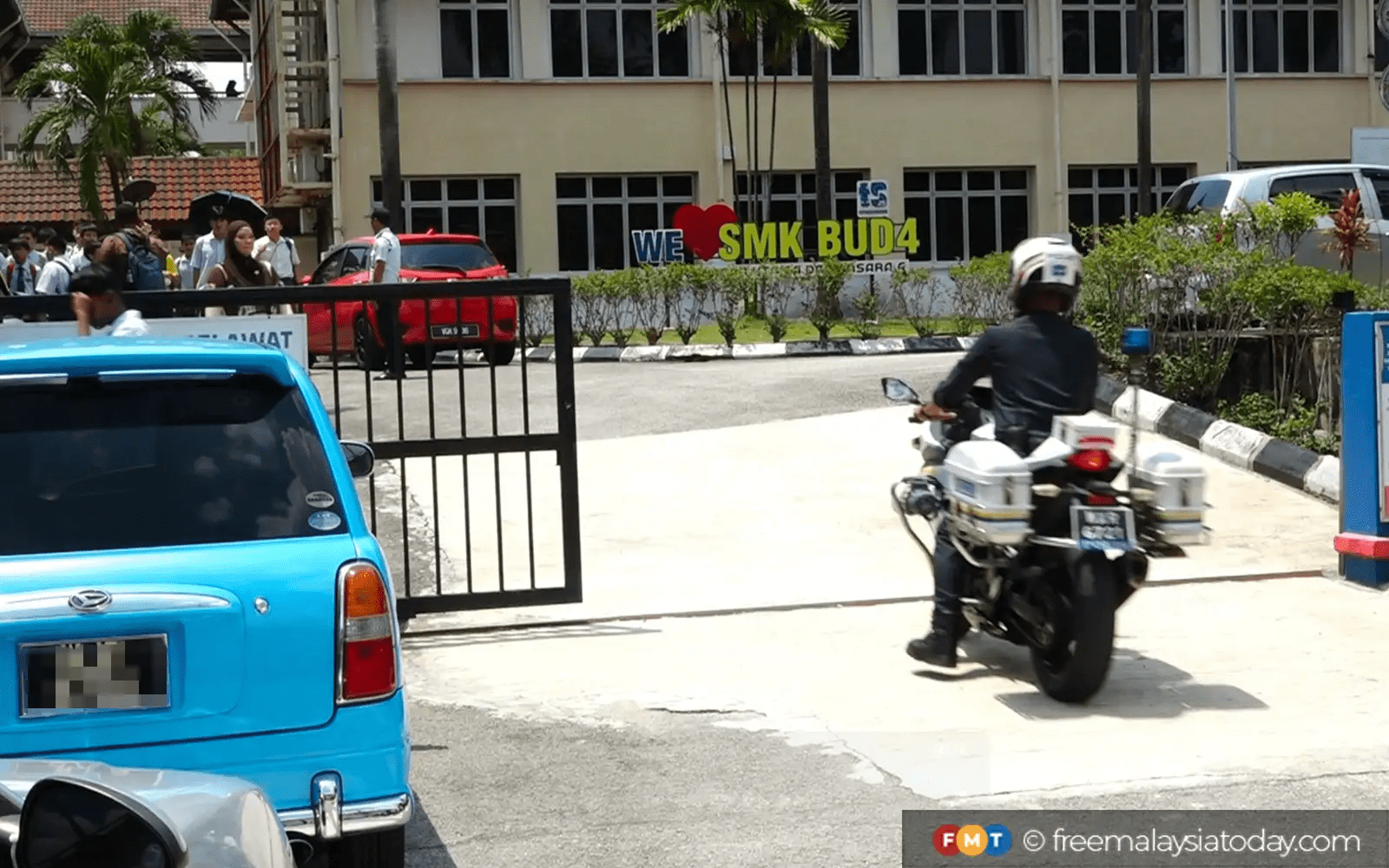 Policeman enters Bandar Utama secondary school